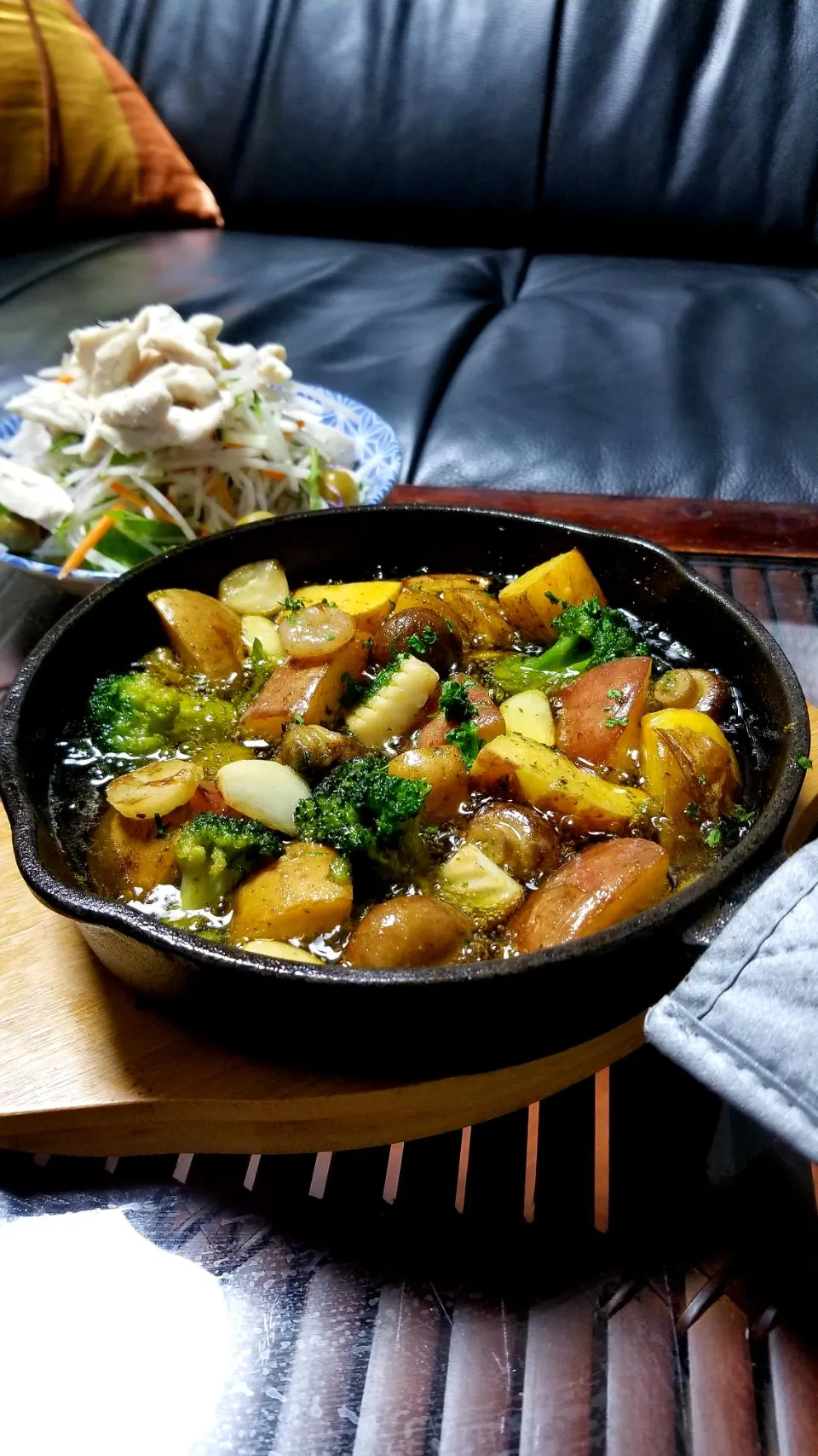 Snapdishの料理写真:インカのめざめとレッドアンデスのアヒージョ✨とササミサラダ🥗インスタでも載せてます♪|dai.noriさん