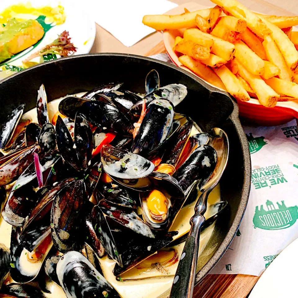 🇧🇪 ベルギーの名物料理♪ムール・フリット Moules-frites|キノコ🍄さん