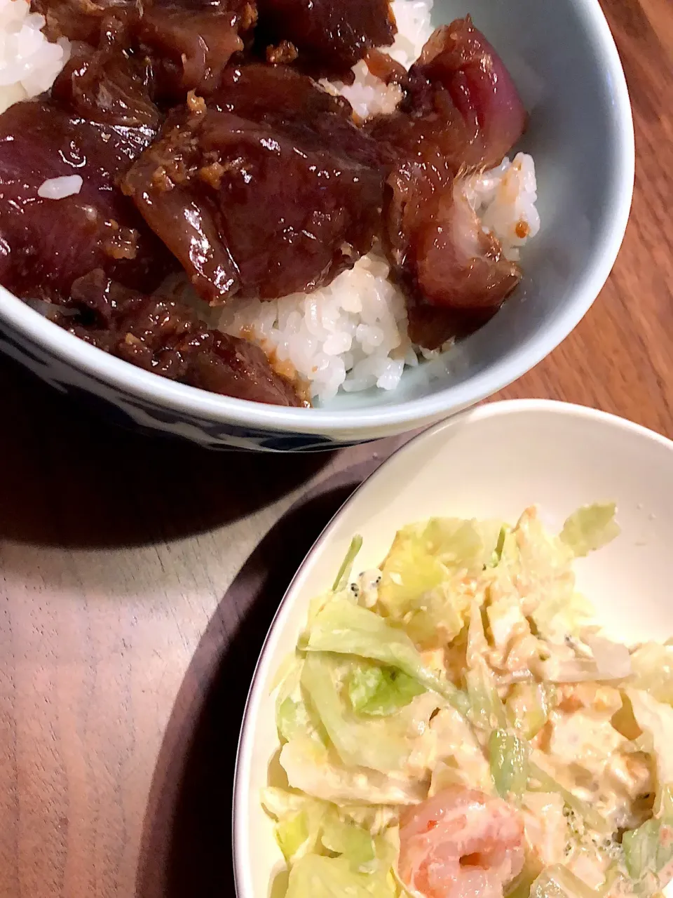 Snapdishの料理写真:戻り鰹の漬け丼とサラダ|むぎさん