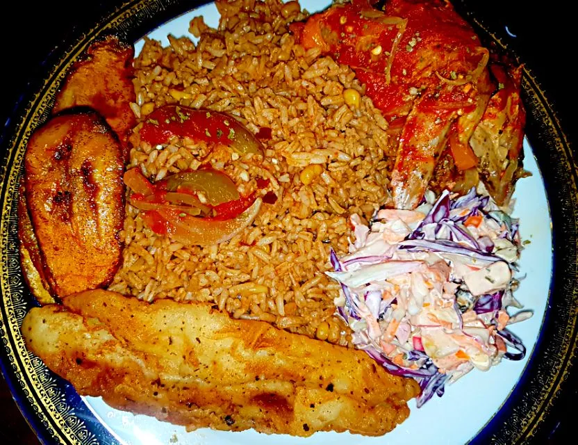 Deep Fried Fish Fillet with Corn in Rice, Smothered Chicken Wings, Sweet Fried Plantains and Colorful Coleslaw with Apples and Raisins.|Juan Simmsさん