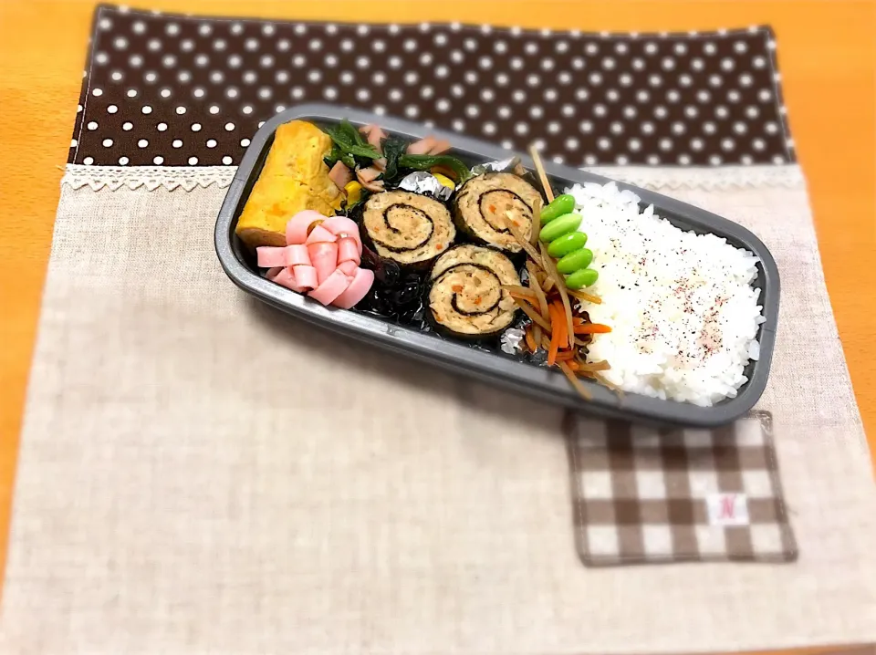 Snapdishの料理写真:とりひき海苔巻き🌀
卵焼き🍳
きんぴら🥕🌶
ほうれん草コーンハムソテー🌽
ハム🌸
黒豆😋
枝豆ピック✨|あやこさん