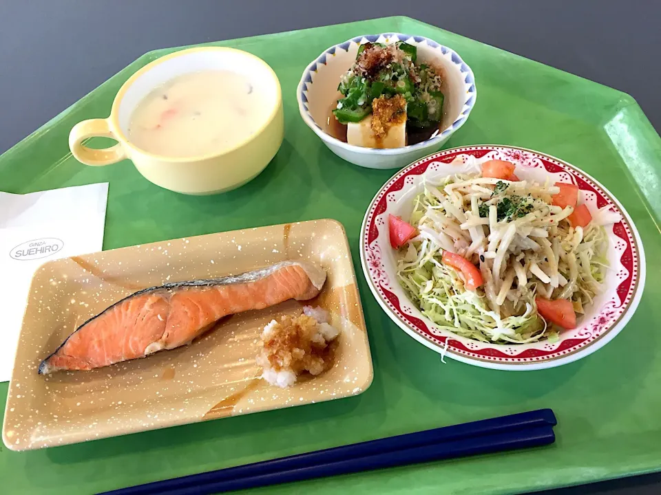 甘塩鮭、おくら豆腐、ごぼうサラダ、ベーコンチャウダー|Tadahiko Watanabeさん