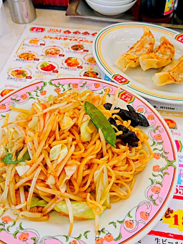 餃子の王将の焼きそばと餃子(ミニ)|すーさん