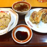 Snapdishの料理写真:餃子と半チャーハン|ひろゆきさん