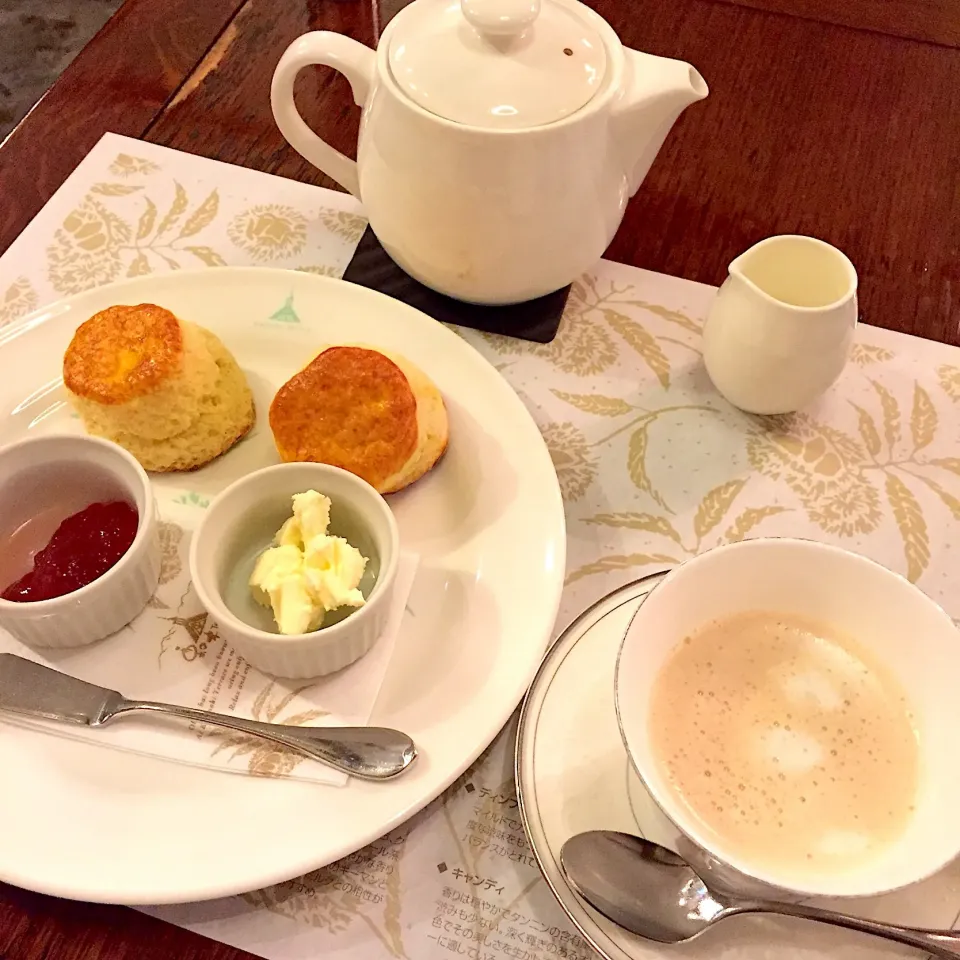 Snapdishの料理写真:スコーンと栗の紅茶|Manaさん