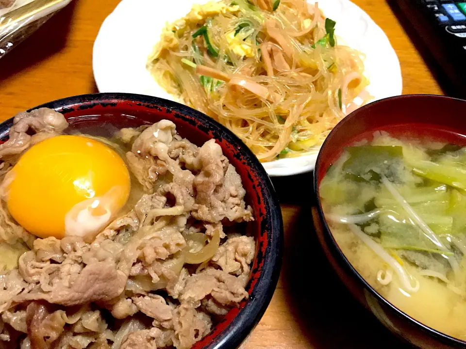 #牛丼
#つゆだく
#春雨サラダ
#もやしとキャベツ、わかめの味噌汁|みかんさん