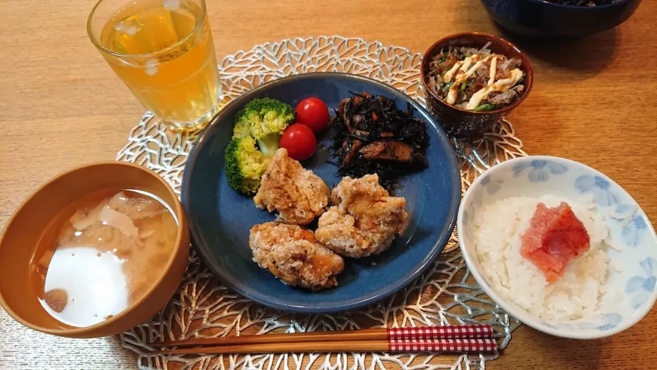 ゆみちゃんのまねっこ、ジャンボ唐揚げ♪&ひじきの煮物&ほうれん草のおひたし&ベーコン🥓と長ネギとじゃがいも🥔の味噌汁|しほさん