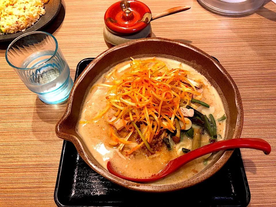 Snapdishの料理写真:肌寒く感じるようになって信州の味噌らーめん#肉ネギ#みそラーメン|Hi-Niさん