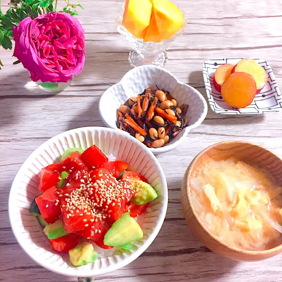 ❁ポキ丼
❁さつまいものはちみつレモン煮
❁大豆、にんじん、ひじきの炒め煮
❁大根と薄揚げの味噌汁|はらしおりさん