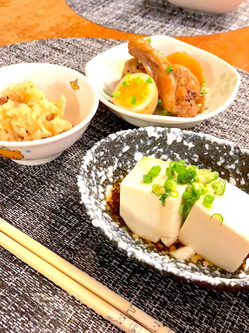 Snapdishの料理写真:湯豆腐、手羽元と大根、玉子の煮物、とり五目御飯|とみぃさん