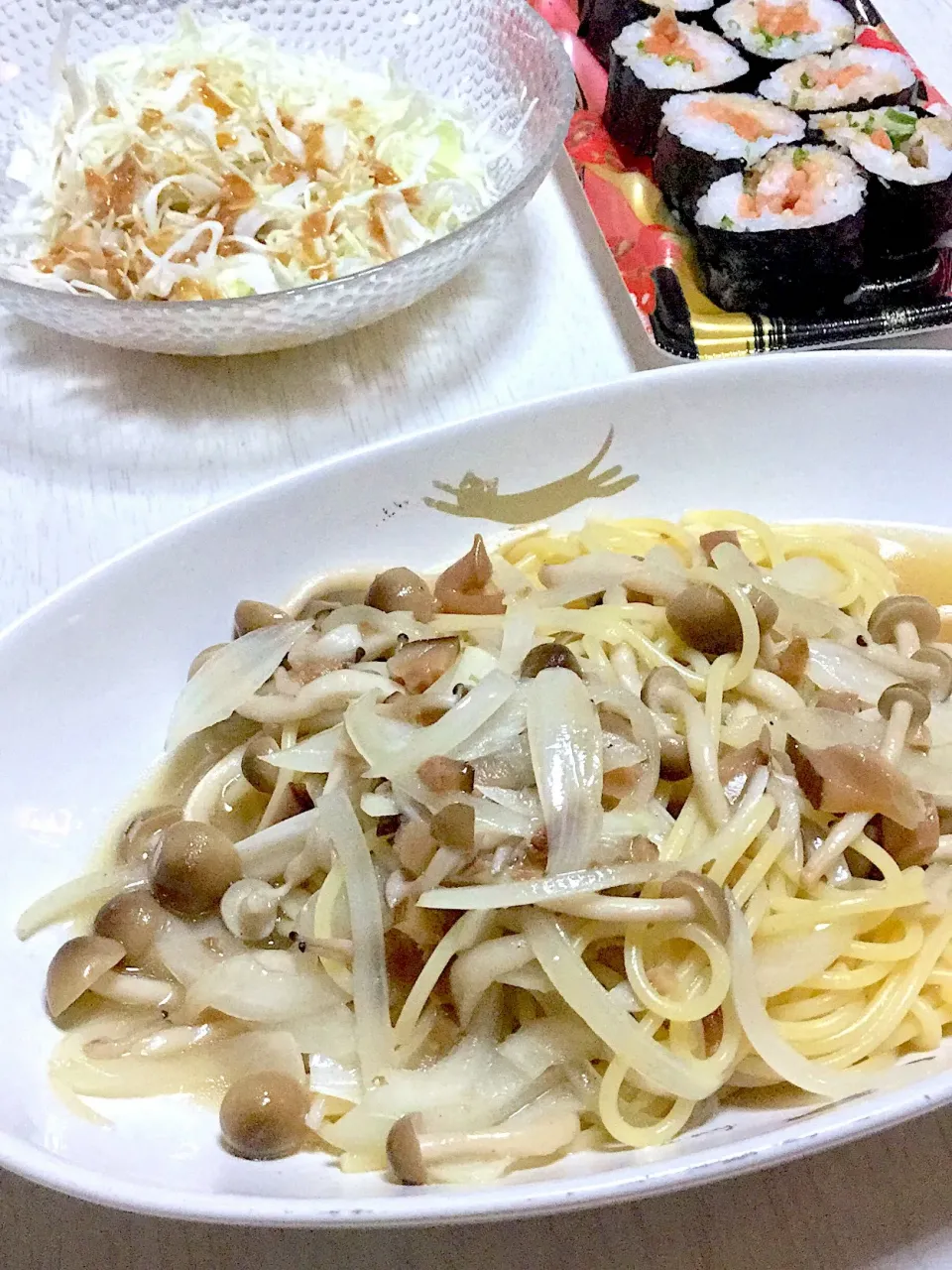 きのこと玉ねぎのコンソメスープパスタ、キャベツサラダスマイルボールのすりおろしドレッシング|Ayaさん