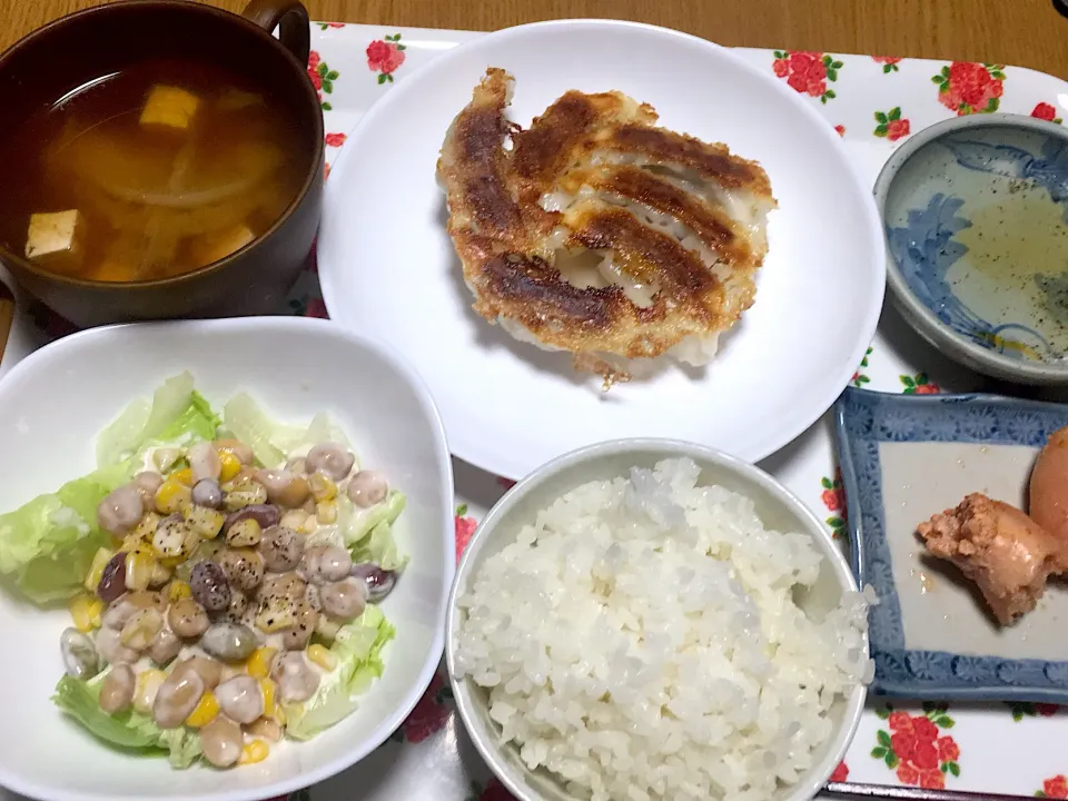 Snapdishの料理写真:羽付餃子🥟
福砂屋の辛子明太子
大根とお豆腐のお味噌汁
豆サラダ🥗
魚沼産こしひかり🍚🥢|yumyum😋さん