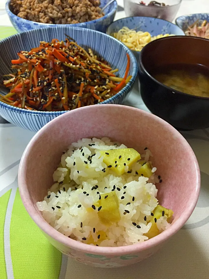 Snapdishの料理写真:弟が掘った芋でサツマイモご飯〜もち米入りよ！|hanakoさん