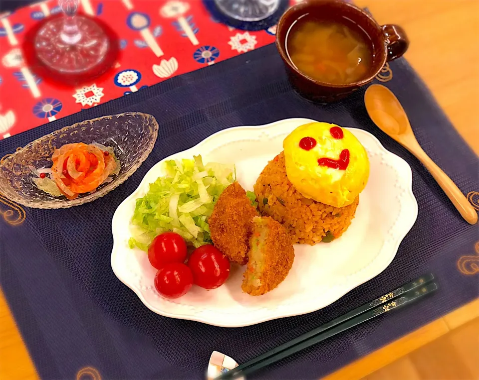 まんまるオムレツ オムライス
野菜コロッケ
サーモンマリネ
コンソメスープ|nana 🍅さん