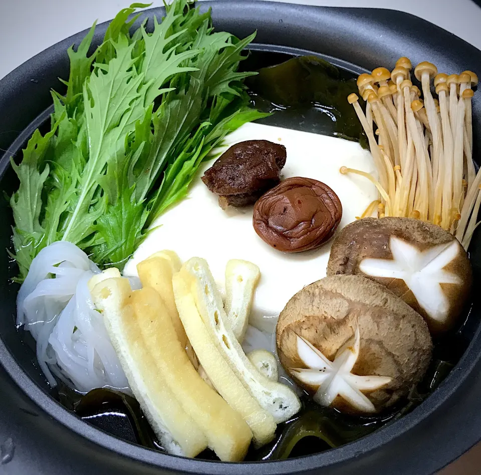 今宵のロカボな鍋は、梅塩湯豆腐どす☘️昆布だしに大胆に乗せた丸ごと豆腐のうえに、私が漬けた25年モノと5年モノの梅干しを乗せてみました😆25年モノは入れ物の中で潰れて崩壊したお友達も居たのでダシに混ぜてみました♩|にゃあ（芸名）さん