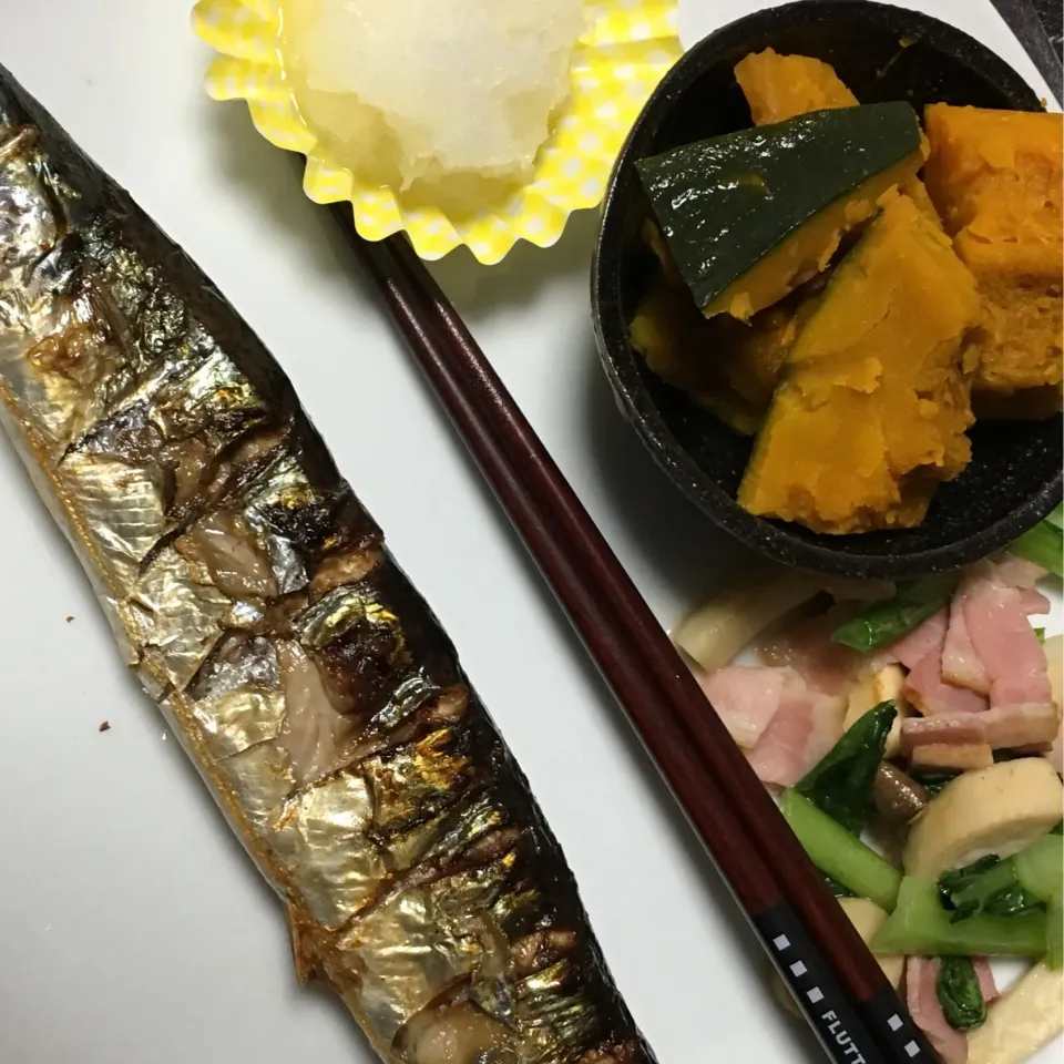 Snapdishの料理写真:焼き秋刀魚
エリンギと小松菜のガリバタ炒め
もやしと人参の味噌汁
かぼちゃ煮|ちぐあささん