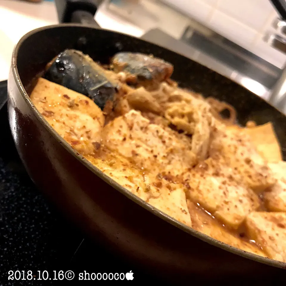 Snapdishの料理写真:鯖味噌煮缶と豆腐の煮物が大好き。|shoooocoさん