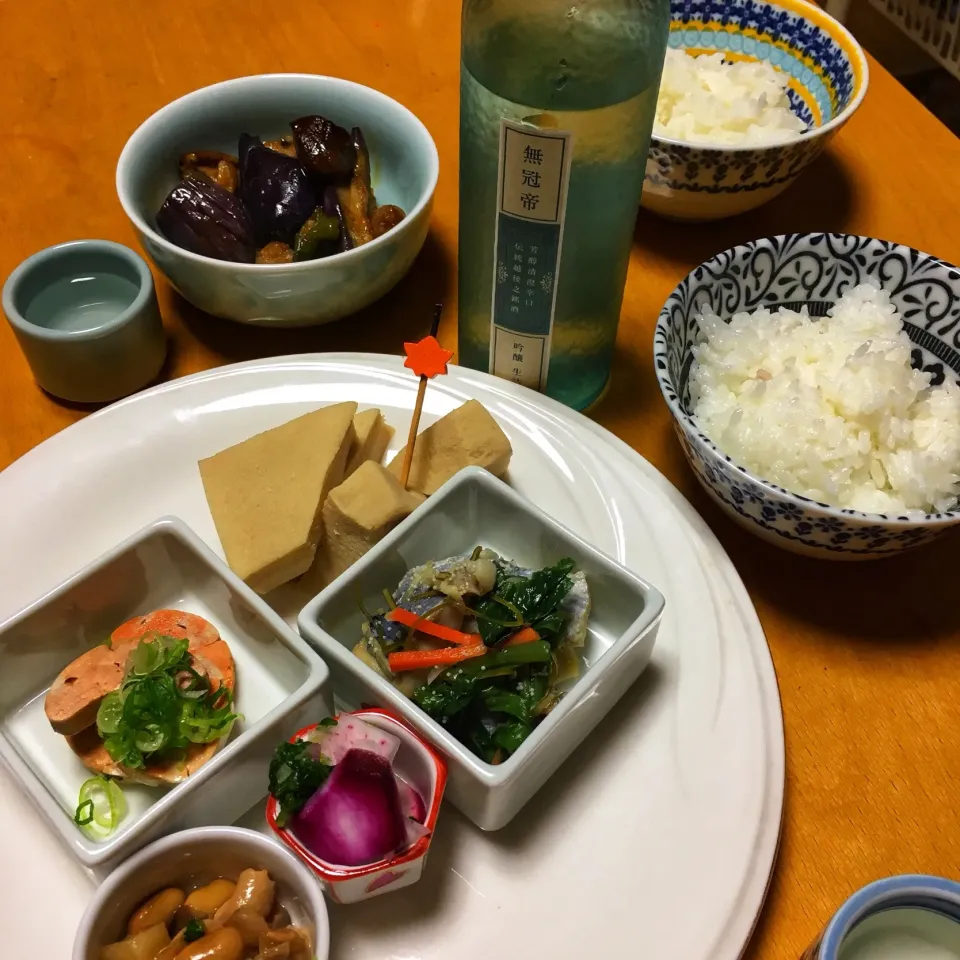 秋の味覚をちょっと盛りで。
魚と秋ナス揚げ煮。酢魚。高野豆腐。アンコウ肝。赤カブお漬物。煮豆。新潟の酒   #おうちごはん|CHOOtaitaiさん