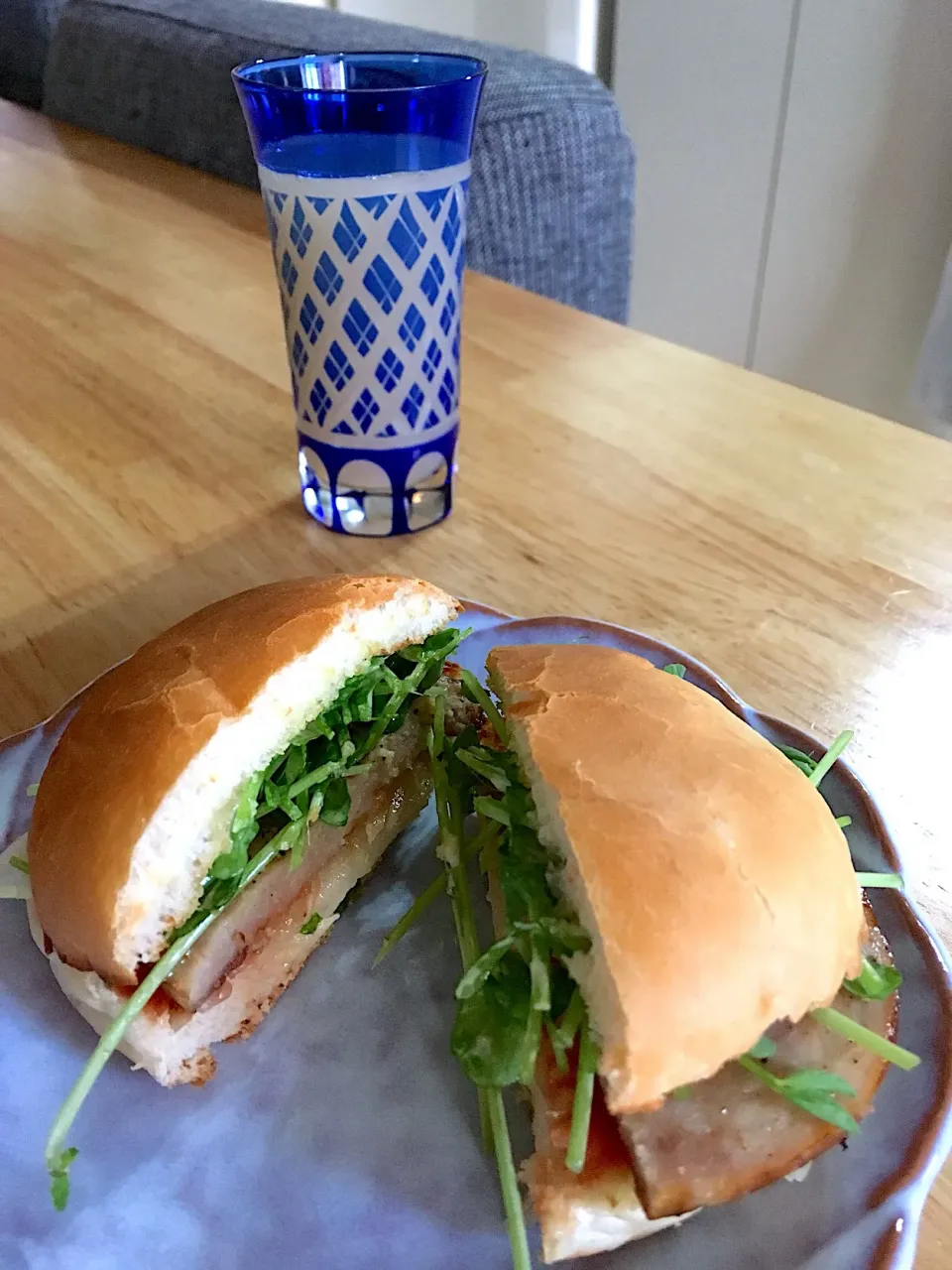 スマイルボールと豆苗のハムバーガー🍔 じゅんに絞ったりんごジュース🍎|さくたえさん