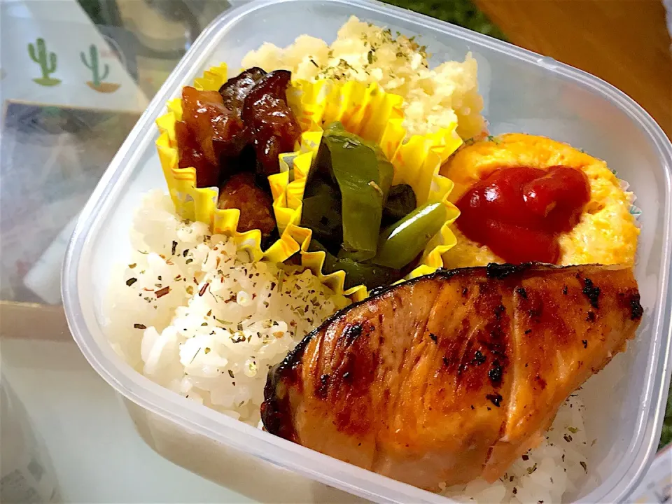 Snapdishの料理写真:焼き秋鮭弁当〜和〜|AyuChさん