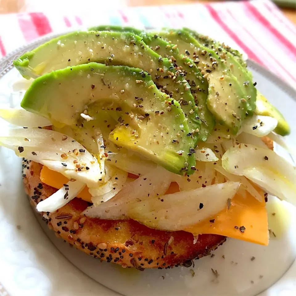 Snapdishの料理写真:スマイルボールとアボカドのオープンサンド🥑|ららさん