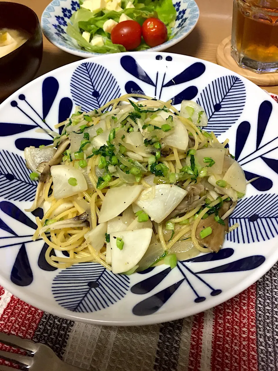 にがくてあまい完全再現〜〜。カブと舞茸のパスタ|ろここさん