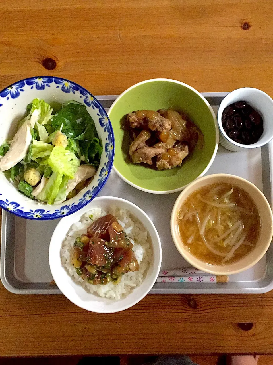 晩ごはん。ポキ丼、シーザーサラダ、もやしのお味噌汁、豚バラ軟骨煮付け、黒豆。|みぽさん