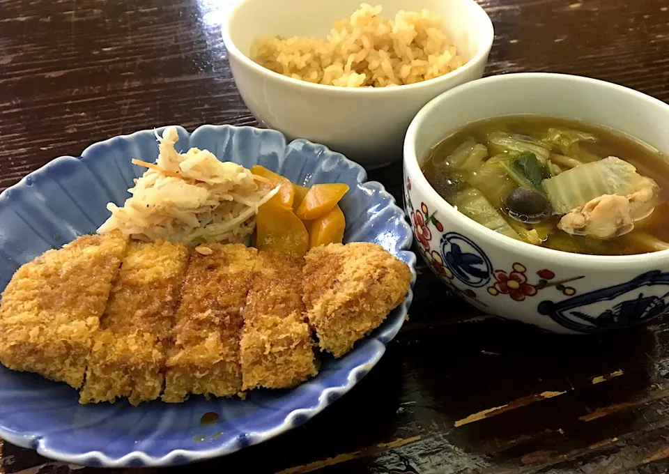 本日の賄い 昼ごはん☀️☀️🔆
とんかつ   なんとソースがなくて焼肉のタレ
松茸飯|ぽんたさん