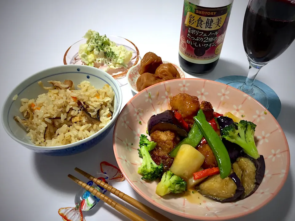 Snapdishの料理写真:今宵は、鶏肉と野菜の黒酢あんとか🐓 #五目ごはん #鶏肉と野菜の黒酢あん #自家製ポテサラ #はちみつ梅|Kojiさん