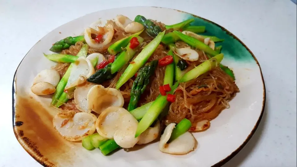 stir-fried noodles with scallops and asparagus|steven z.y.さん