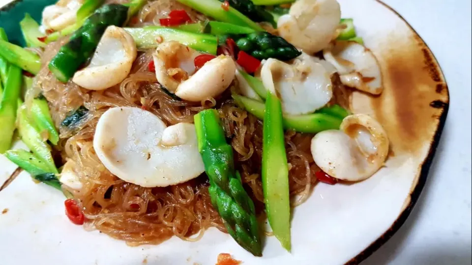 stir-fried noodles with scallops and asparagus|steven z.y.さん