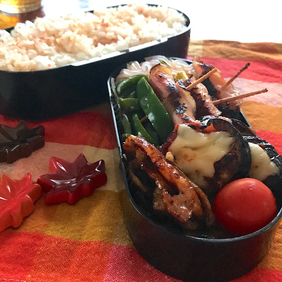 今日のお弁当🍱
焼肉
アスパラベーコン巻き

さわやかな秋晴れ
テンションあげて
今日も頑張ってまいりましょp(^_^)q

気をつけて
いってらっしゃい👋😊|mokoさん