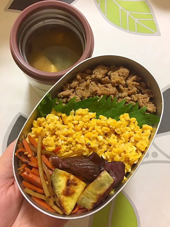 20181017姉弁当。三色丼弁当？ん？よく見たら二色😅。味噌汁はえのきと豆腐とわかめ。あと最近ご飯が足りないというので今日は多め。食欲の秋ですね〜😊|hanakoさん