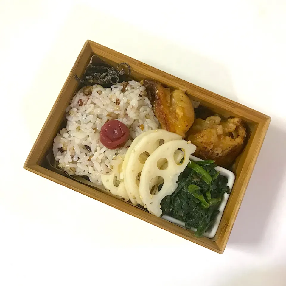 鳥の唐揚げ
蓮根のきんぴら
ほうれん草のおかか和え
塩昆布
梅干し
雑穀ご飯|Juneさん