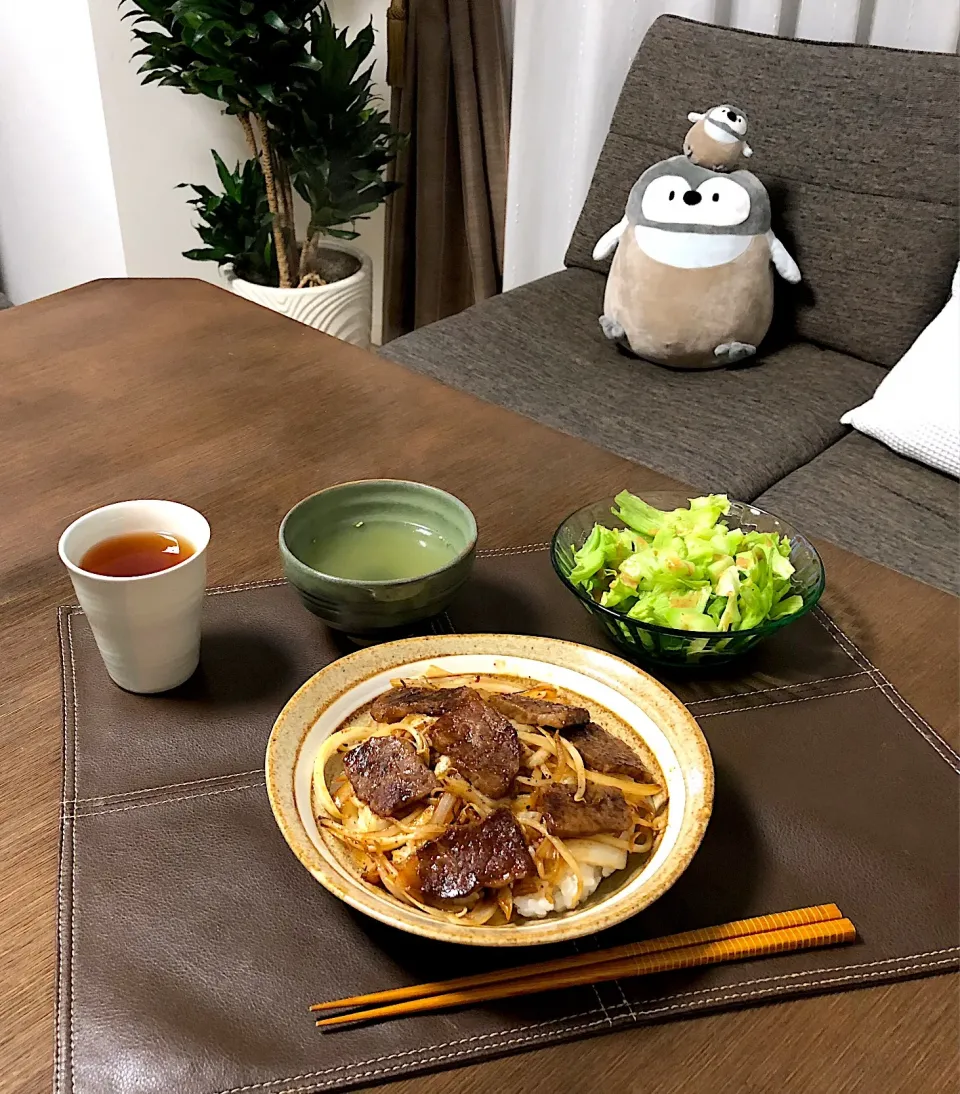 和牛焼肉丼、ブロッコリーの茎サラダ、ワカメスープ、ルイボスティー|pentarouさん