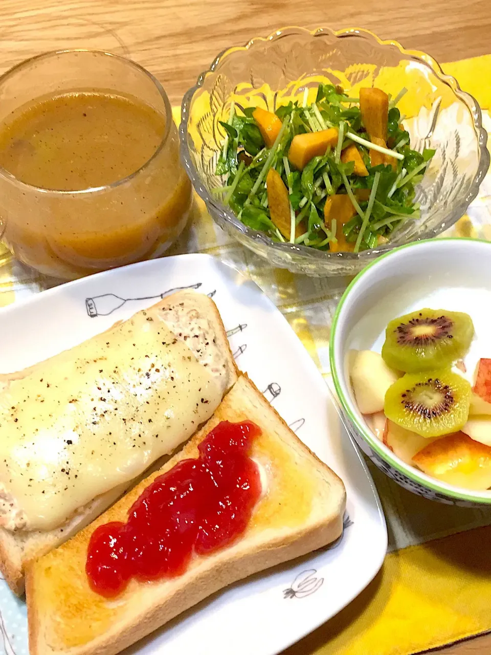 朝ごはん☀️ 林檎とレッドキウイ🥝のスムージー 豆苗と柿のサラダ フルーツヨーグルト ツナ&ピーチジャムトースト|パセリんさん