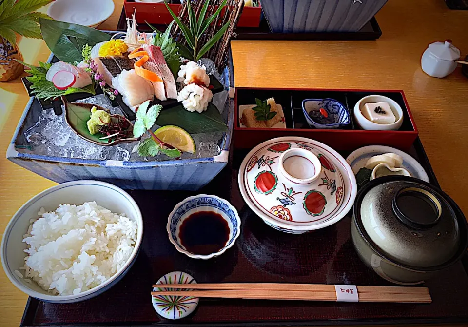 Snapdishの料理写真:刺身御膳： 淡路島ホテルアナガ                                              出張接待ランチ                                      キジハタ・鰆・真鯛・勘八・鱧                         #かまどさん電気 で炊いた新米|酒肴菜 kun                          自 2018.5.1さん