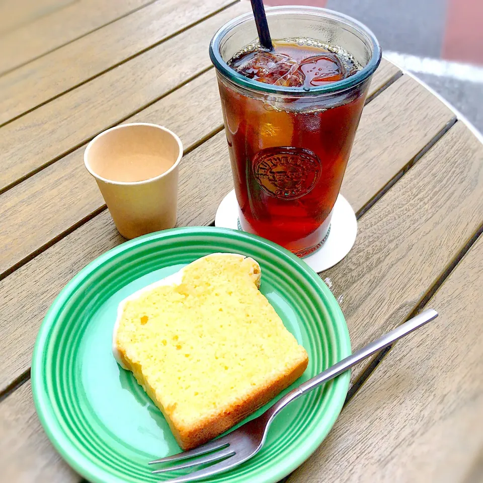 Snapdishの料理写真:田園調布ペリカンコーヒーのアイスコーヒーとレモンパウンドケーキ|Gigi Cafeさん