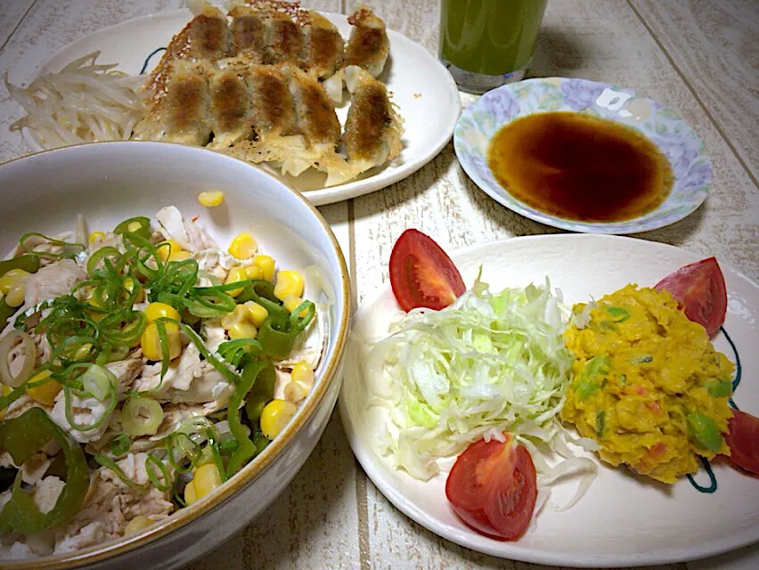 今日の男飯(๑˃̵ᴗ˂̵)焼き餃子&鳥ささみのポン酢ヘルシーサラダ🥗&かぼちゃと枝豆とコーンとかのうまうま和え&静岡茶🎶|ひーちゃんさん