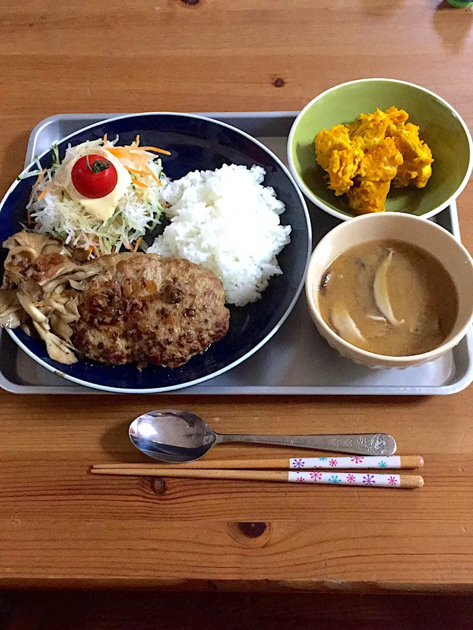 晩ごはん。びっくりドンキーのハンバーグディッシュ風、かぼちゃサラダ、お味噌汁。|みぽさん