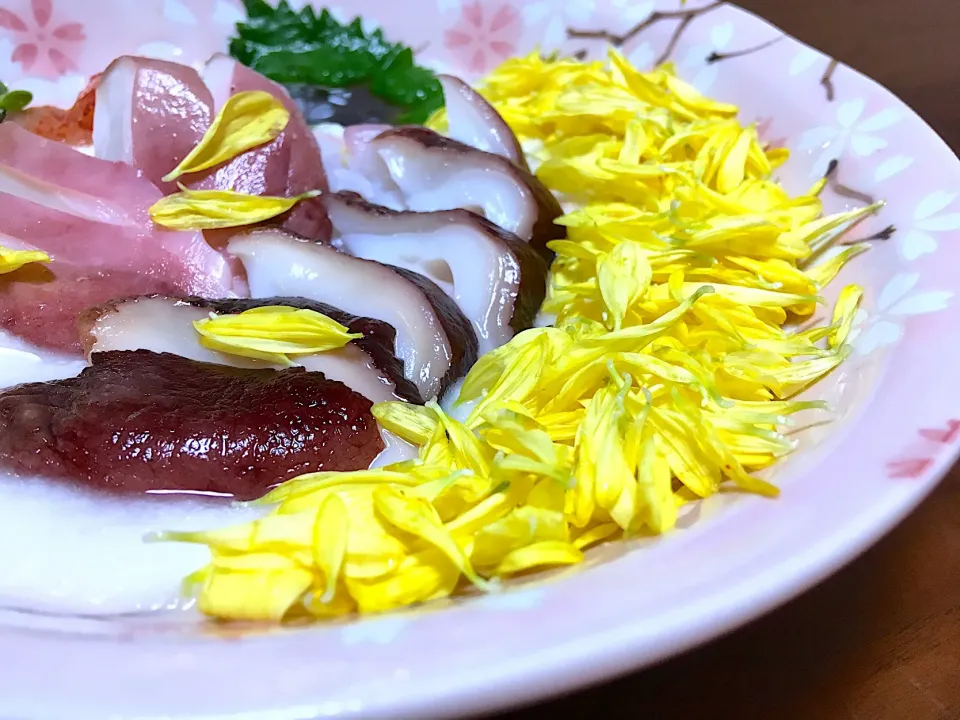 浅締め菊と 擦り山芋と 蛸刺しと 🌼🥔🐙🌙|ぱぴこ家さん