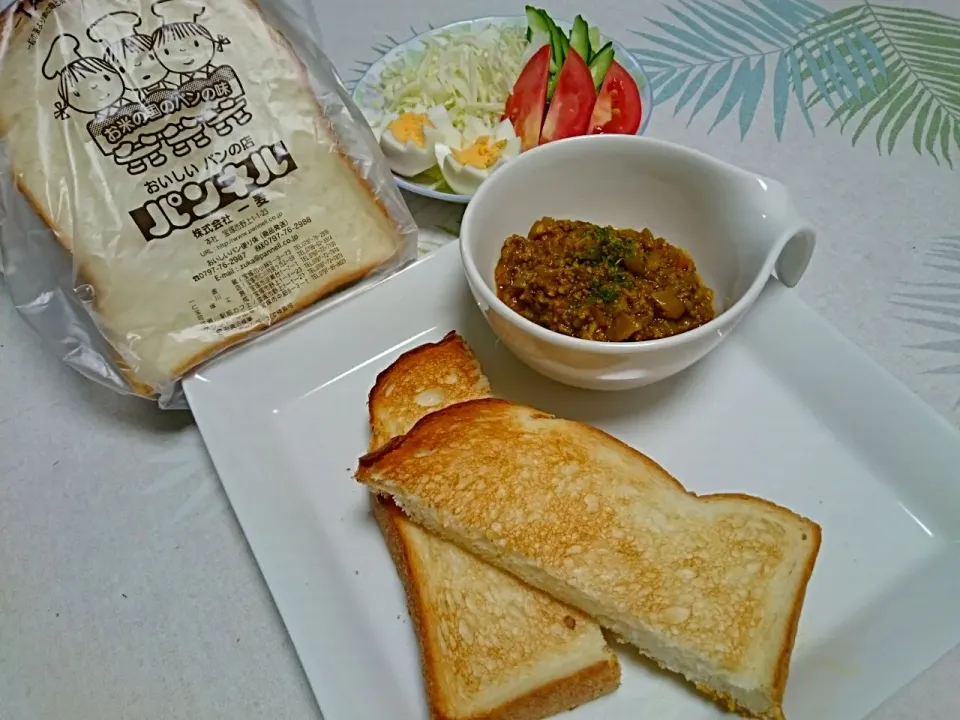 ☆今日の晩ごはん☆　キーマカレー　サラダ　 パンネルの食パン|hamamaさん