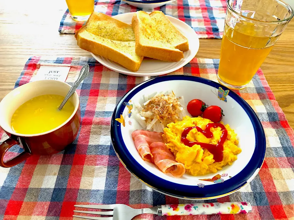 朝昼ごはん
 #スクランブルエッグ #オリーブオイルと塩トースト|ごはん🤤🍴さん