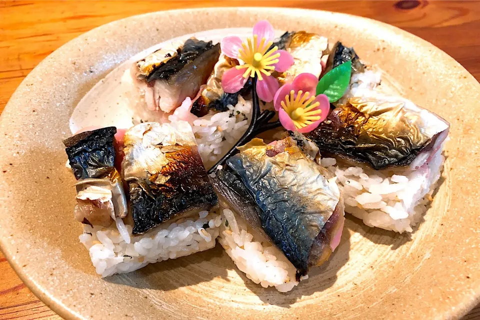 旦那が鯖を釣って来たので😃
うずくまる🌀さんの料理 焼き鯖寿司
作って見ました💗|かな。さん