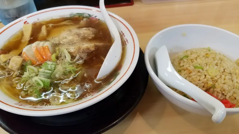 厚切りチャーシュー家で
醤油ラーメン厚切りチャーシュー2枚と小チャーハン|Morito Kamiyaさん