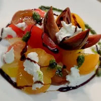 Heritage tomato salad with mozzarella balsamic glaze and pesto sauce|Nick V Mitocさん