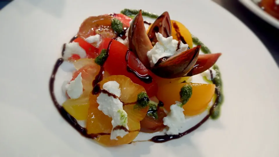 Heritage tomato salad with mozzarella balsamic glaze and pesto sauce|Nick V Mitocさん