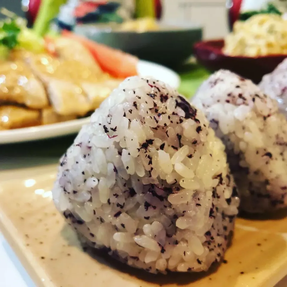 ごま油で握る、ゆかりおにぎり🍙|ハマちゃんさん