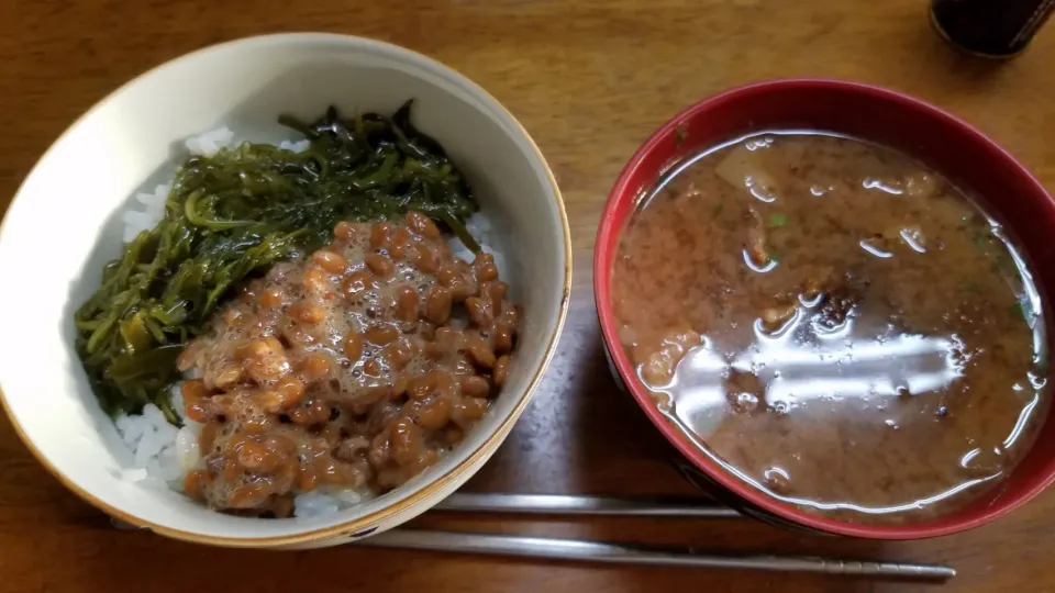 朝は、納豆めかぶ丼ととん汁|Morito Kamiyaさん