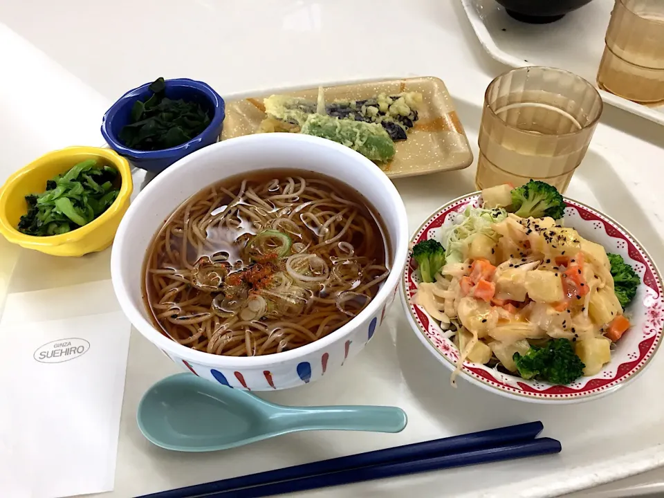 蕎麦、野菜天、青菜、わかめ、ポテトとブロッコリーのサラダ|Tadahiko Watanabeさん